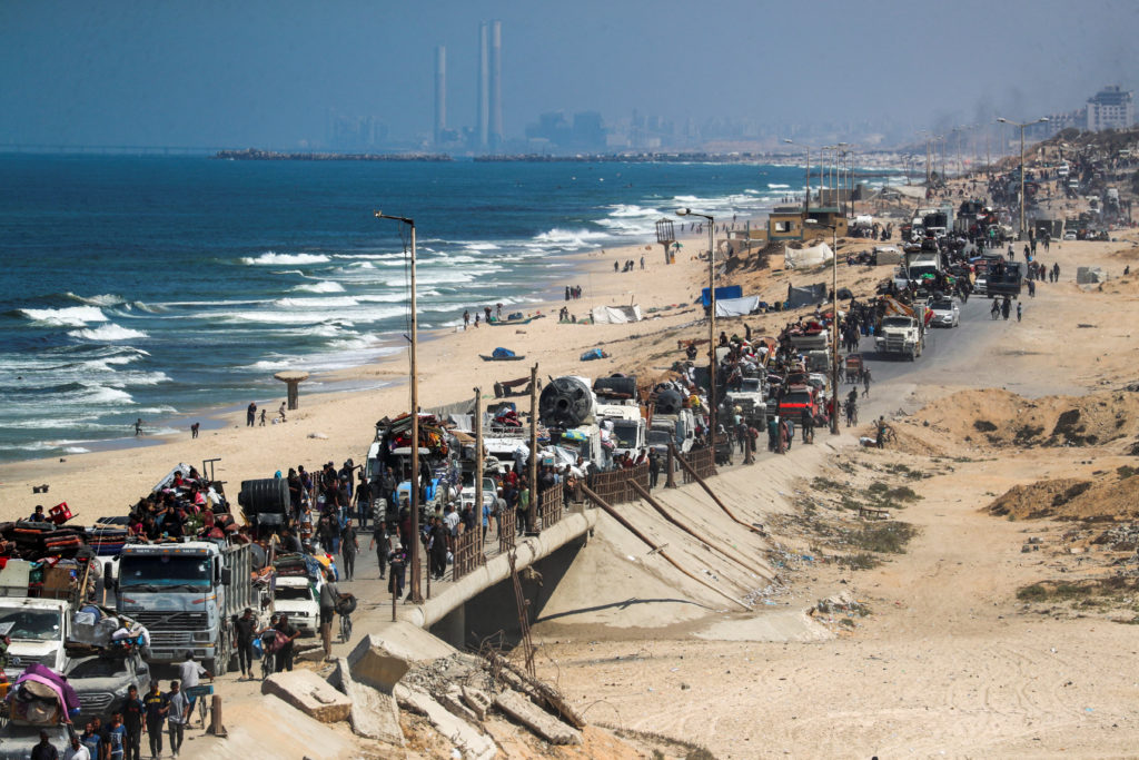 Thousands of Palestinians Flee as Israeli Troops Push into Gaza City